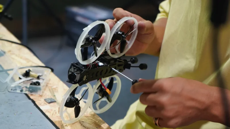 自作のマイクロドローンのメンテナンス中