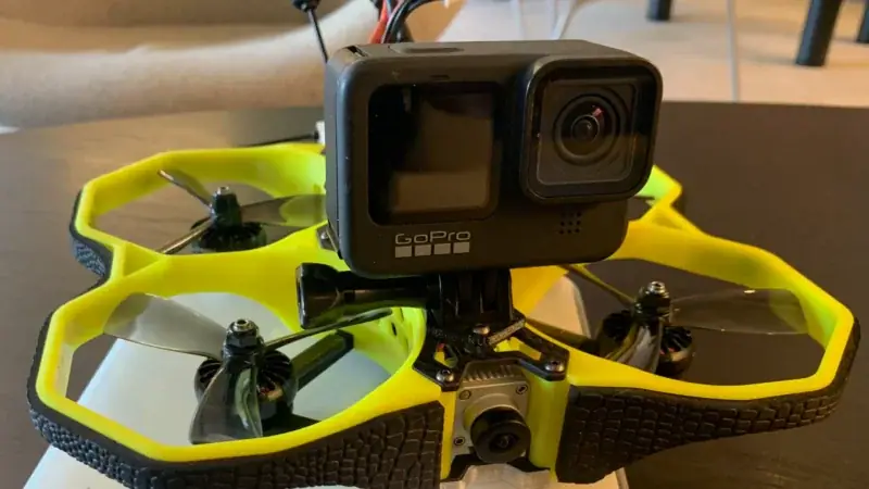 GoProのアクションカメラを搭載したFPVドローン