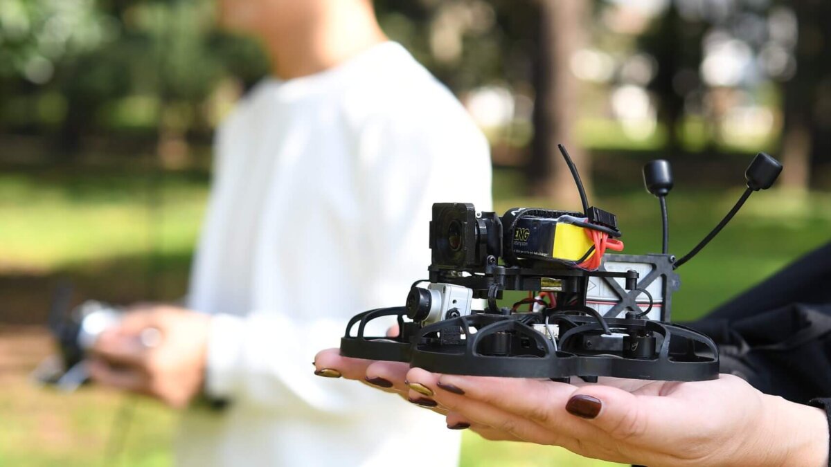 マイクロドローン撮影とは？企業PR・施設紹介で選ばれる室内ドローン撮影を事例とともに解説