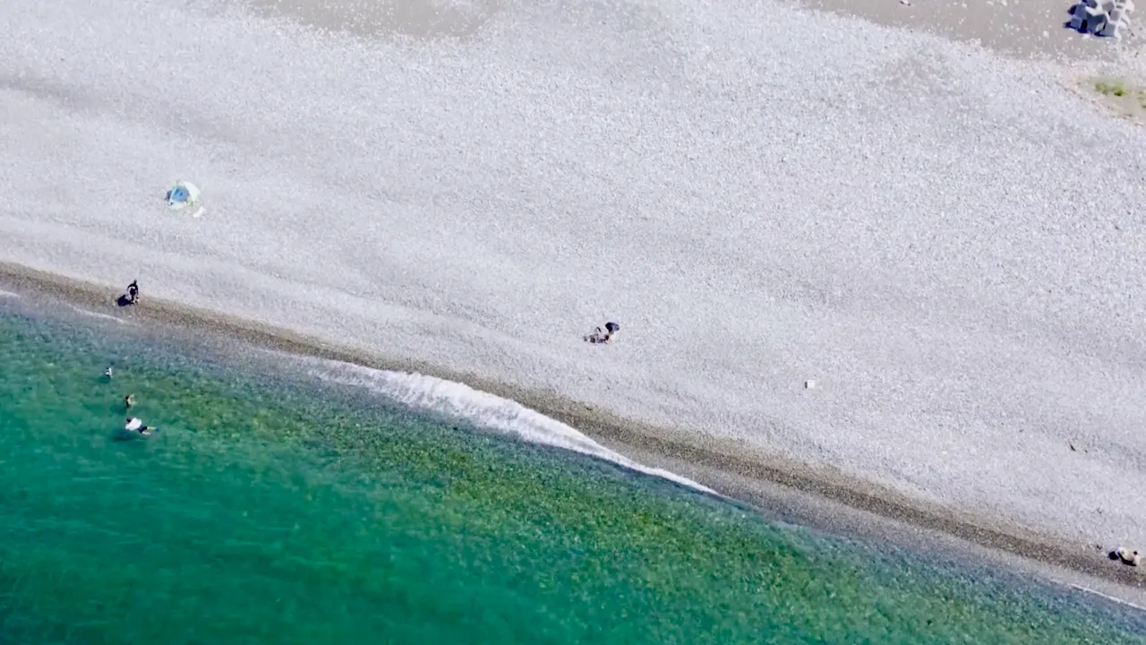 富山県の海のドローン俯瞰視点